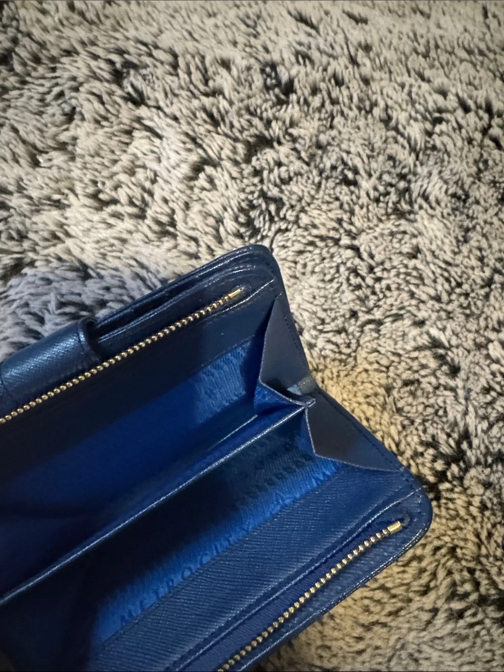 Metrocity Blue Zip-Around Saffiano Wallet with Gold Medallion Amazing Condition